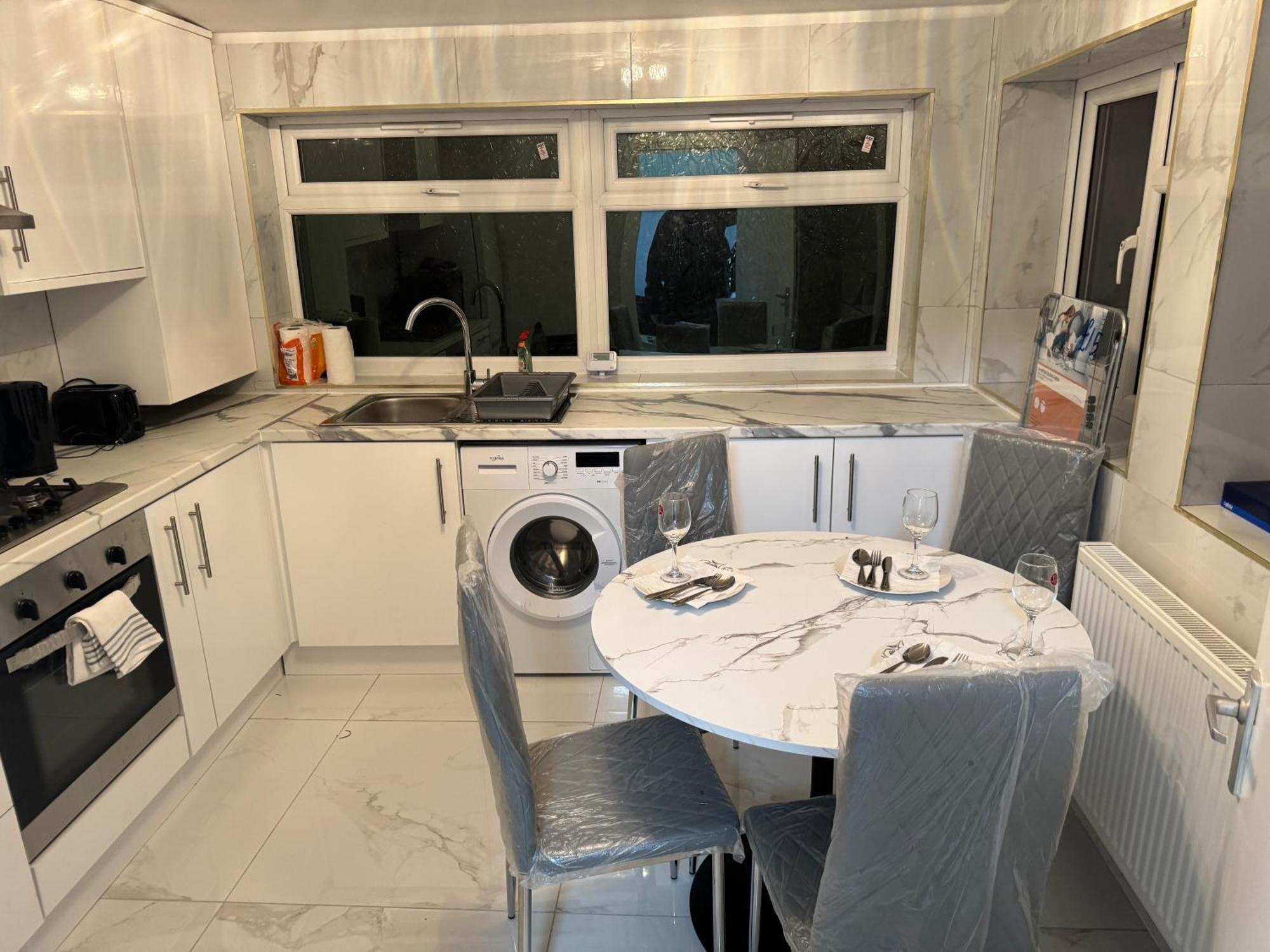Flat Near Portobello Market *